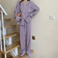 Nah, model baju dapat dilihat dari bentuk kerah, lengan, celana, penempatan kancing, dan sebagainya. 10 Pilihan Model Baju Tidur Untuk Wanita