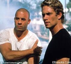 بالصور مصرع بول ووكر بطل فيلم Fast And Furious في حادث سيارة مروع بنوته كافيه Paul Walker Paul Walker Movies Paul Walker Dead