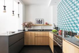 Le choix des clients s'est porté sur une verrière blanche et un sol en carreaux de ciment hexagonal très idée de décoration pour une cuisine design en l fermée et de taille moyenne avec des portes de placard beiges, un îlot central, un sol noir, un. Cuisine Blanche Avec Un Sol Noir Photos Et Idees Deco De Cuisines Avril 2021 Houzz Fr