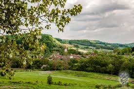 Mai mulţi tineri vor să cumpere casele părăsite, unele vechi de mai multe decenii, pentru a readuce la viaţă aşezarea din. Satul De Poveste Din Romania In Care O Casa Costa Cat Un Salariu Mediu E O Gura De Rai Stirile Kanal D