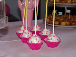Autre possibilité, par exemple, dans ma recette de gâteau sapin de noël (2017), pas mal de chutes après la découpe, alors on les mixe avec le mascarpone et on fait des pop cakes ! Recette Cake Pop Le Gateau Sucette Facile A Faire Et Original