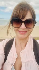 Faye Phillips sings.