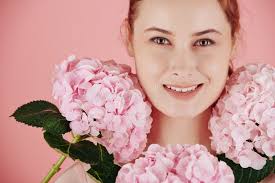 Donna in Paletta Con La Palla Sollevata Fotografia Stock