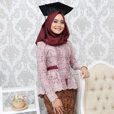 Model baju batik untuk perpisahan sekolah sma 2020. Tampil Cantik Di Hari Wisudamu Dengan Baju Wisuda Syar I Ini
