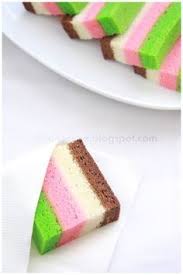 Telur suhu ruang, kalau telur dari lemari es diamkan dahulu telur kurang lebih 1 jam di suhu ruang•gula pasir•tepung terigu•tepung maizena•susu bubuk•vanilli bubuk•santan kara suhu ruang•minyak goreng (yang baru,bukan bekas masak ya mom). Dapoerkoe Bolu Kukus Pelangi Putih Telur Kue Pelangi Kue Lezat Kue