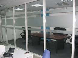 Alternatif lain untuk memisahkan ruang tamu dan ruang keluarga tanpa sekat adalah dengan menggunakan batas berupa kaca transparan. 8 Desain Partisi Kaca Tercantik Untuk Ruang Tamu Dan Kantor