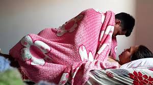 Üvey kardeşimi yatarken görüyorum ve onu beceriyorum