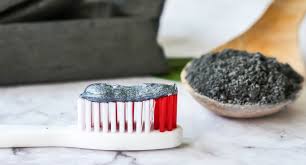 Ensuite brossez vos dents doucement pendant trois minutes. Blanchir Son Sourire Avec Du Charbon N Est Pas Sans Risque Pour Les Dents