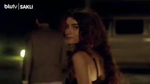 Hazar Ergüçlünün Saklıdaki yatak sahnesi olay oldu