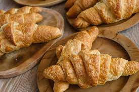 The real and original is the buttered brioche born in normandy in the 16th century, an adaptation and cornetto, brioche and croissants, what's the difference? Cornetto Italian Breakfast Classic Mangia Magna Italian Breakfast Italian Breakfast Recipes Breakfast Pastries
