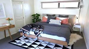 Tambahkan sedikit ruang atau rak gantung sebagai dekorasi tambahan yang unik. Dekorasi Kamar Remaja Sederhana Desain Kekinian Anti Boring