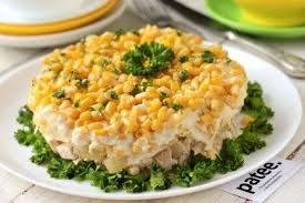 салат с колбасным сыром и крабовыми палочками и чипсами Salat S Kuricej I Ananasami Recept Salaty S Kuricej I Ananasom Eda Letnie Salaty