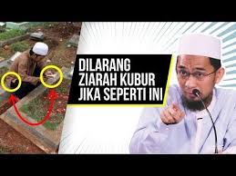 Namun meski tidak wajib, ada adab ziarah yang mesti kamu pahami, lo, adab ini meliputi tata cara dan doa ziarah kubur yang benar sesuai dengan ajaran islam. Hukum Ziarah Kubur Dilarang Jika Melakukan Ini Ustadz Adi Hidayat Lc Ma Youtube Ziarah Hukum Belajar