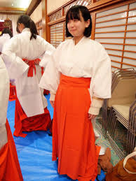 お正月の神社は人であふれかえるので いつも以上の巫女の手が必要で そのための臨時巫女が年末になると募集されます 兵庫県神戸市の生田神社では総勢168名の臨時巫女を対象とする講習会が行われるとのこと 巫女 巫女さん 女の子