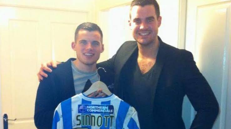 Jordan Sinnott: Top clubs pay tribute to Matlock footballer - BBC News