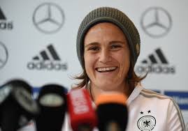 Die ehemalige deutsche nationalkeeperin und zweimalige weltmeisterin nadine angerer hat sich mit ihrer freundin magdalena golombek. Nadine Angerer Privat Das Macht Die Einstige Weltfussballerin Heute News De