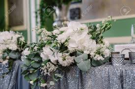 Nuestra misión es ser creativas y diseñar multitud de espacios personalizados utilizando flores y mobiliario. Decoracion Floral Blanca Con Verde En La Mesa Para La Boda Fotos Retratos Imagenes Y Fotografia De Archivo Libres De Derecho Image 82807655