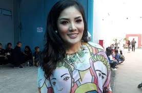 Menurutnya, dia sempat terlihat sangat kurus pada 2018 lalu. Hadiri Acara Brand Mewah Tubuh Langsing Nindy Ayunda Jadi Sorotan Matamata Com