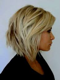 Modèle de carré plongeant court, style décontracté avec frange symétrique des deux côtés. Coiffure Coupe Au Carre Court