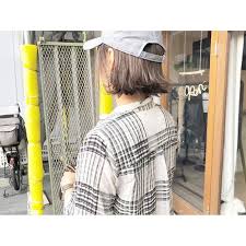 キャップとヘアデザイン ハイライトで作るミルクティーベージュ 普段は自転車移動なのでキャップを被っても バランスよく見えるように カットラインも考えて切りっぱなしボブに 首の日焼け対策も兼ねてます 日常に成り立つヘアデザインを お客様に届けたいと思います