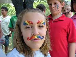 Pintando o rosto para o carnaval