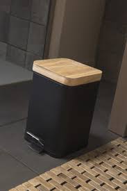 Une Poubelle De Salle De Bains Noire Et En Bois Salle De Bains Bois Et Noir Poubelle Salle De Bain Salle De Bain Noir
