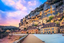 Castles, châteaux, and other important historical museums are sprinkled throughout the region, offering enough historical interest for any aficionado. Dordogne Region Archives Find The Map