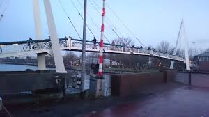 'korrewegbrug') is vrijdagavond geramd door een tankschip en daarom niet toegankelijk voor autoverkeer. Foto Oosterhornsluis Gerrit Krolbrug