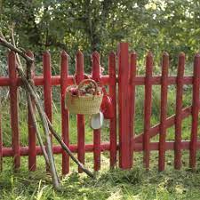 Barrière en bois et polyéthylène rouge. Commencons Par La Petite Cloture De Jardin Intemporelle Que Nous Dessinions Autour De Nos Maisons Sur Nos Dessi Barriere Jardin Idees De Cloture Cloture Jardin