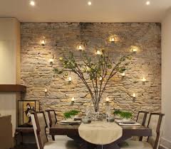 Ideas para decorar comedores pequeños. Luces De Comedores Interior De La Cocina Y Comedor En La Nueva Casa De Lujo Con Isla Luces Colgantes Electrodomesticos De Acero Inoxidable Y Pisos De Madera Fotos Retratos Imagenes Y
