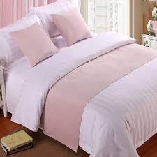 Alcuni modelli sono venduti con federe coordinate. Bed Runner Letto Runner Runner Da Letto Biancheria Da Letto Dell Hotel Di Alta Qualita Velluto Letto Asciugamano Coda Letto Bandiera Fine Letto Tappetino Copriletto Strisce Decorative Rosa Lo Stess Amazon It
