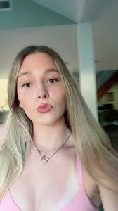 Mia Henderson's Instagram, Twitter & Facebook