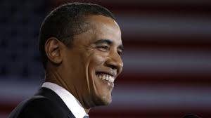 Un hombre lanza un libro a Obama en un mitin