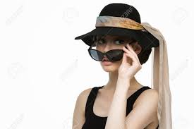 Named in tribute to the late, great audrey hepburn, these classic and timeless sunglasses remain one of our most popular designs. Schone Junge Frau Wie Audrey Hepburn In Hut Mit Schal Und Sonnenbrillen Lizenzfreie Fotos Bilder Und Stock Fotografie Image 39110930
