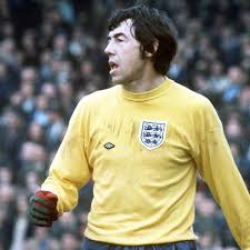 أرقام مميزة لأصحاب القميص 10 وبذلك، يواصل أصحاب القميص رقم 10 هز الشباك مع إنجلترا في اليورو للمرة السادسة على التوالي، خلال مشاركات الفريق في أمم أوروبا، بداية من نسخة 1996. ÙÙŠ Ø°ÙƒØ±Ù‰ Ø±Ø­ÙŠÙ„Ù‡ Ù…Ø´Ø§Ù‡Ø¯ Ù…Ù† Ù…Ø³ÙŠØ±Ø© Ø­Ø§Ø±Ø³ Ø¥Ù†Ø¬Ù„ØªØ±Ø§ Ø¨Ø§Ù†ÙƒØ³ Ø³ÙˆØ¨Ø± ÙƒÙˆØ±Ø©