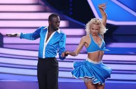 Each couple performs predetermined dances. Der Ehemalige Aus Ghana Stammende Deutsche Fussball Profi Hans Sarpei Tanzt Mit Der Osterreichischen Profitanzerin Kathrin Menzinger In Der Achten Staffel Der Rtl Tanzshow Lets Dance Stuttgarter Nachrichten