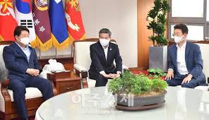 대구mbc뉴스 이철우 경북도지사 당선자 스토리. ì´ì² ìš° ê²½ë¶ë„ì§€ì‚¬ ê¶Œì˜ì§„ ëŒ€êµ¬ì‹œìž¥ í†µí•©ì‹ ê³µí•­ ì„±ê³µ ìœ„í•œ êµ­ë°©ë¶€ìž¥ê´€ ê¸´ê¸‰ ë©´ë‹´ ì•„ì£¼ê²½ì œ