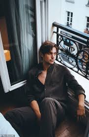 French actor lucas bravo is making his american small screen debut in the series as gabriel, and many viewers are already swooning over his relationship with emily (and his accent). Emily In Paris Star Lucas Bravo Goes Shirtless In New Smouldering Wonderland Magazine Photoshoot Aktuelle Boulevard Nachrichten Und Fotogalerien Zu Stars Sternchen