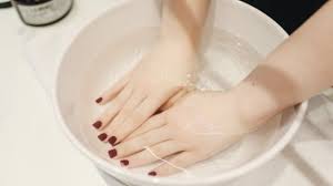 Menghilangkan bakteri dan kuman di kaki. Bisa Menghilangkan Bau Kaki Begini Tips Merendam Kaki Dengan Air Garam