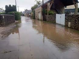 Beaucoup de maisons furent balayées par l' inondation. 4zt5onzzvlbb2m