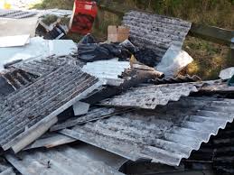 Azbest je mineral koji se javlja u prirodi čija se vlakna mogu izdvojiti u tanke i trajne niti. Brezplacen Prevzem Azbestnih Odpadkov Previdno Ga Odstranite Nevaren Postane Ko Je Poskodovan