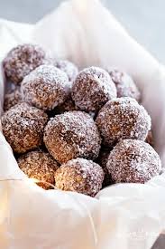 Rum Balls Are The Easiest 4 Ingredient Christmas Treat No Bake And So Easy The Best Treats To Give As Gifts Or S Rum Balls Rum Desserts Easy Christmas Treats