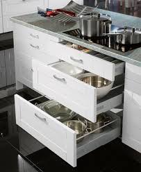 Auszugschrank Mit Viel Platz Fur Topfe Pfannen Und Weiteren Kochutensilien Kuche Kuche Quelle Moderne Kuche