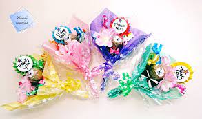 キャンディブーケはお菓子を集めて作るブーケですが 作り方もとってもシンプルで簡単 100均グッズで作れます プレゼントとして贈ることはもちろん 結婚式にも活用できるので検討してみてくださいね キャンディーブーケ 作り方 キャンディーブーケ 手作り ブーケ