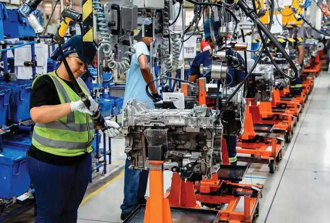 La industria y el comercio fueron los sectores más afectados por el  retroceso de la actividad económica