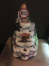 Pin Van Tinaa Wijchers Op Schijt Aan Je Leeftijd Taart 60 Verjaardagsverrassing Ideeen 60 Verjaardag Cadeautjes