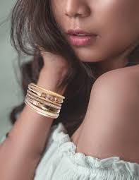 Pulsera Yoiko Pluma Dorada Feather con acabado brillante