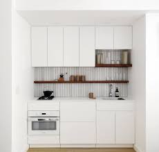 Une Petite Cuisine Faite Pour La Cuisine Tout Ce Dont Vous Avez Besoin A 26 Pieds Carres Decoration Tiny Kitchen Design Kitchen Design Small Kitchen Remodel Design