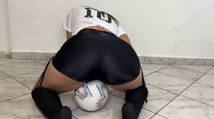 Jugando al Futbol con mi Hermosa Madrastra - Es Facil Seducir a mi Hijastro  con un Traje de Futbol y Pidiendole que me Enseñe a Jugar | xHamster