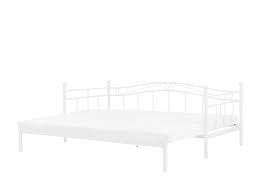 Wenn sie über einen entsprechend großen raum verfügen oder wenn mehrere personen in einem bett platz finden sollen, setzen sie besser auf liegeflächen von 140 x 200 cm, 160 x 200 cm, 180 x 200 cm. Metallbett Ausziehbar Weiss Lattenrost 80 X 200 Cm Tulle Beliani De
